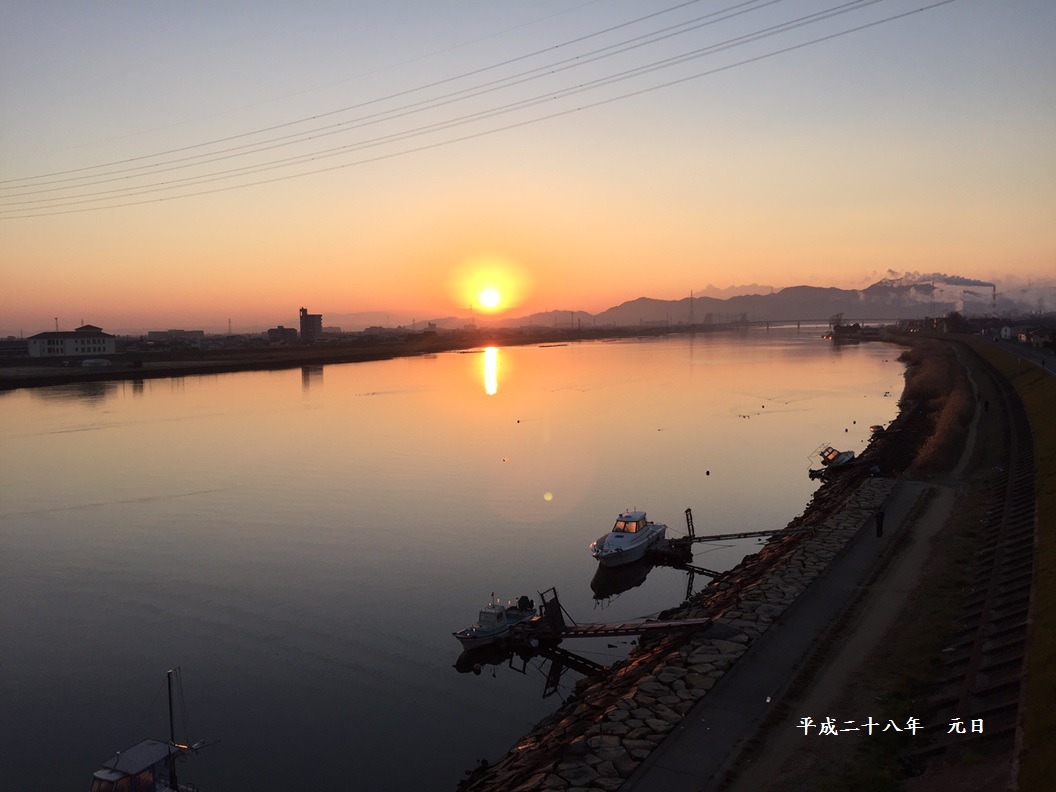 2016年1月1日初日の出です。岡山市旭川大橋より撮影致しました。  　今年は弊社にとって飛躍の年にしたいと思います。