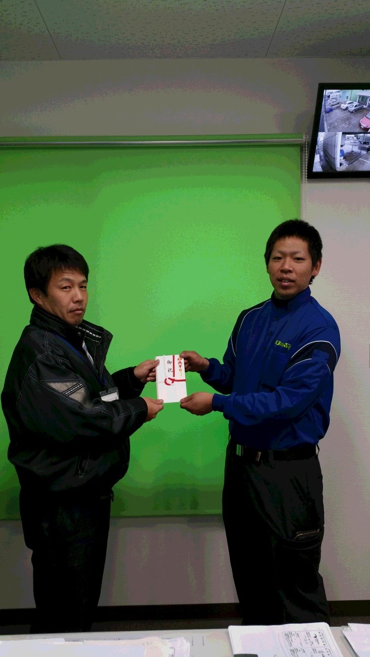 一宮営業所の池田遼輔にドライバー報奨金を支給しました。