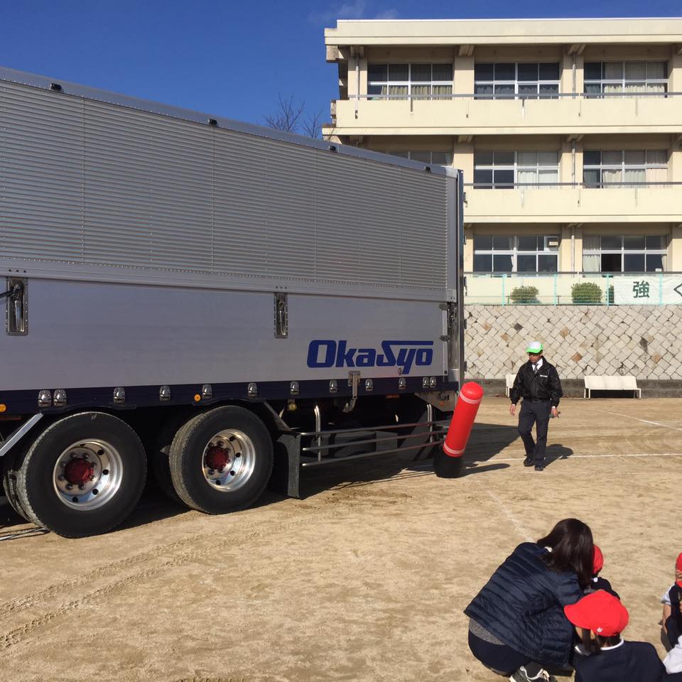 2016年12月2日(金)、岡山市太伯小学校で交通安全教室を開催