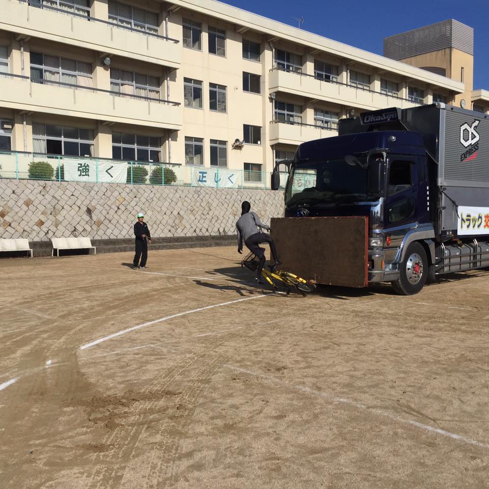 2016年12月2日(金)、岡山市太伯小学校で交通安全教室を開催