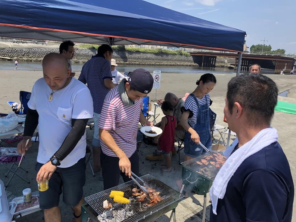 平成30年7月14日神奈川営業所で始めてのバーベキューを開催致しました。 神奈川営業所は神奈川県藤沢市に構え日本屈指の海水浴場茅ヶ崎海岸でバーベキュー致しました。 総勢30名集まり楽しくバーベキューが出来ました。 暑かったですが最高の場所でのバーベキュー来年も茅ヶ崎でしたいと思います。